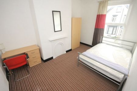 Delph Mount, Leeds, West Yorkshire - Photo 5