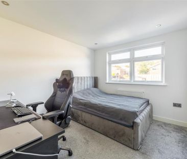 5 bedroom semi-detached bungalow to rent - Photo 2