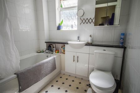 Heath Court, Dursley - Photo 5