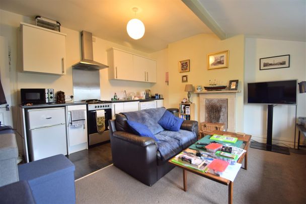 Park End Road, Gloucester - Photo 1