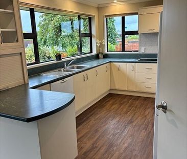 Unbeatable Windsor location - Spacious, Sunny Home - Photo 6
