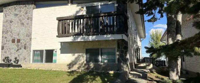 Private back unit, expansive city view | 2 - 7536 Hunterview Drive Northwest, Calgary - Photo 1