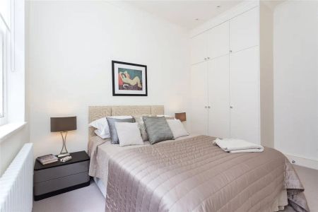 3 bedroom flat in Chelsea - Photo 2