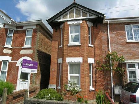 Bedroom Semi Detached House In Winton, BH9 - Photo 5