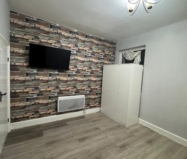 2 Bed Flat, Radstock Road, RG1 - Photo 2