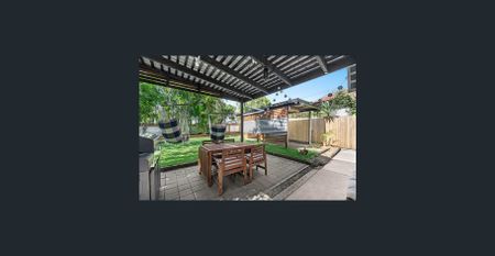 Contemporary Coastal Living in a Peaceful Bayside Setting - Photo 4