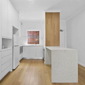 Top Floor. Modern finishes. Convenient location. - Photo 2