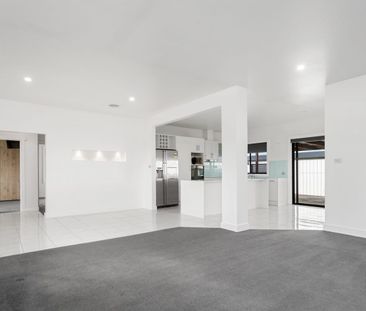 The Perfect 3 Bedroom home with a Garage to Impress - Photo 1