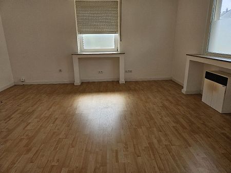 Bezugsfreie Erdgeschosswohnung mit ca. 36 m² Wohnfläche; 1 Zimmer und kleiner Küche - Photo 3