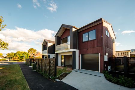 Near New Luxurious 3-Bedroom Home - Photo 2