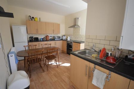 1 bedroom in a house share to rent - Photo 4