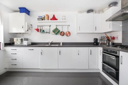 3 Bed Semi-Detached House, Verde Close, LU2 - Photo 4