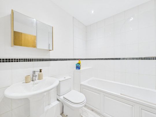 2 bedroom Flat To Let - Photo 1