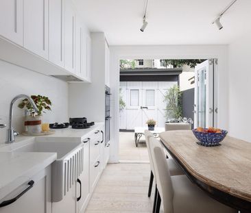 Sunlit renovated semi-furnished terrace - Photo 5