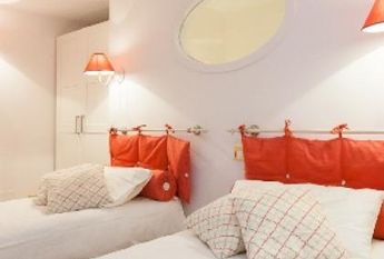 Center-Historic Jewish Quarter: Elegant apartment situated in beautiful Palazzo Nobiliare. Entrance, spacious living with original wood frescoed ceilings, large modern dining and kitchen, 4 bedrooms, 4 Baths, small terrace. #1527