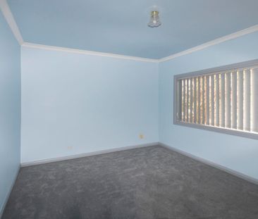 Perfectly located 3 bedrooms home close to all amenities. Features ... - Photo 3