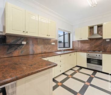 Spacious Coastal Villa Living - Photo 4