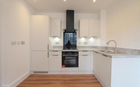 Luxury one bed within easy access to Bristol Temple Meads, Motorway links & Cabot Circus, with Stokes Croft & Gloucester Road minutes away. - Photo 4