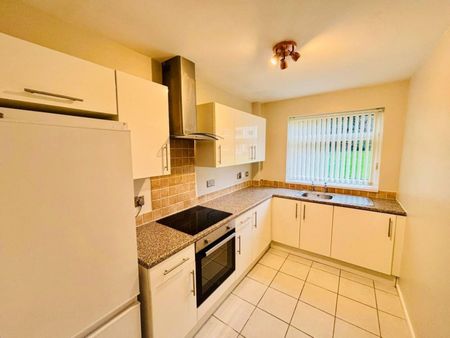 1 bedroom Flat To Let - Photo 2