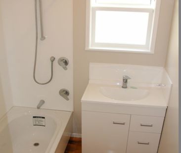 LOCATION LOCATION CLOSE TO MOTORWAY AND SCHOOLS - Photo 4