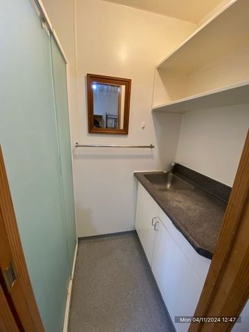 Centrally located boarding house room - Photo 5