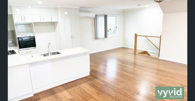 Spacious Three-Storey Townhouse in Prime Beachside Location - Photo 1