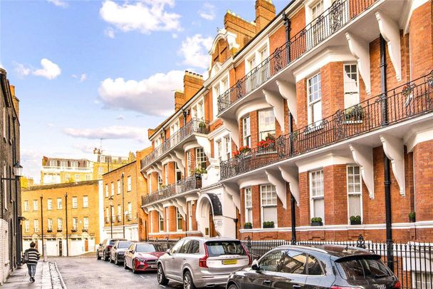 An immaculately refurbished three bedroom second floor lateral flat in this highly sought-after mansion block. - Photo 1