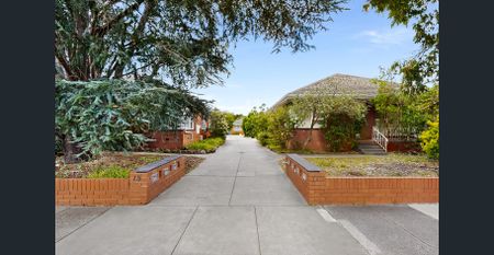 Modern Elegance and Effortless Living in Prime Caulfield - Photo 5