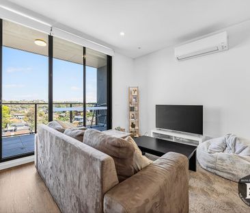 Bedroom Apartment with Balcony Views in Prime Oak Park Location - Photo 1