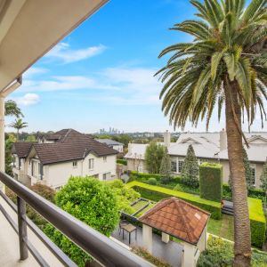 Charming Split-Level Apartment with Sundrenched Balcony - Photo 2