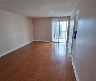 Burnhamthorpe & Confederation Beautiful 2Bdrm +Den 2Parking Lrg Stora - Photo 1