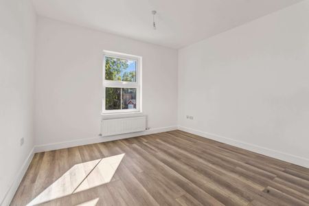 A beautifully renovated first floor apartment in a prime Teddington location. - Photo 2