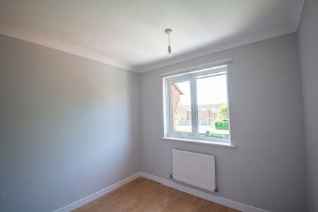 Large 3 Bed Terraced house in Throop - Photo 5