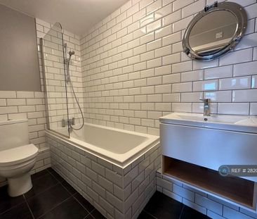 1 bedroom in a flat share to rent - Photo 5