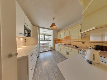 Entre Facs et Centre ville, en 4ème étage avec ascenseur, T4 entièrement meublé avec 20m² de Balcon, - Photo 3