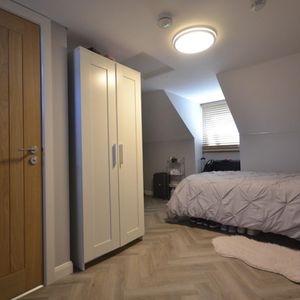 1 bedroom Flat To Let - Photo 2