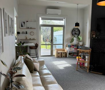 Charming, modern and comfortable in Tainui! - Photo 3