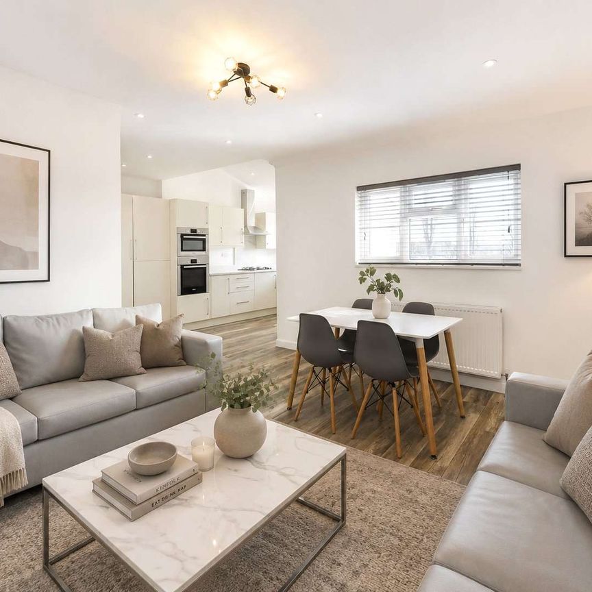 An exceptional refurbished two bedroom, two bathroom maisonette with off-street parking. - Photo 1
