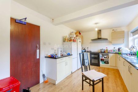 6 bedroom detached house to rent - Photo 4