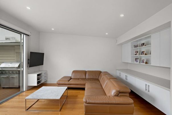 For Lease – Charming Beachside Cottage with Home Office Potential - Photo 1