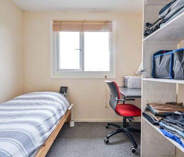 3 bedroom flat to rent - Photo 4