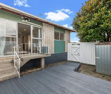 Renovated Brick & Tile 2BR Home in Bucklands Beach - Photo 4