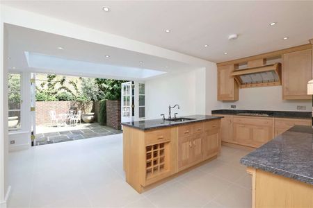 An unfurnished beautifully presented family house in Holland Park. - Photo 4