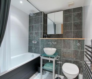 Bright two bedroom apartment with concierge and parking Westminster, SW1H. - Photo 1