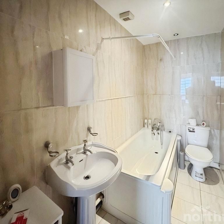 3 bedroom flat to rent - Photo 1