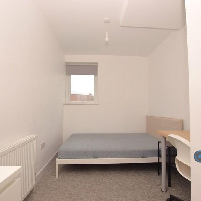 4 bedroom semi-detached house to rent - Photo 1