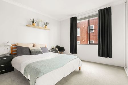 Beautiful recently renovated two bedroom apartment in a secure, quiet block - Photo 3