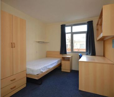 1 bedroom in a flat share to rent - Photo 3
