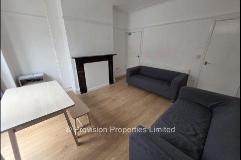 5 Bedroom 2 Bathroom Student Houses - Photo 1