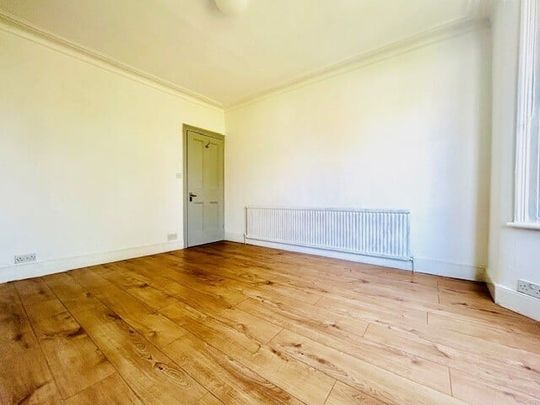 Chigwell Road, South Woodford, E18, London - Photo 1